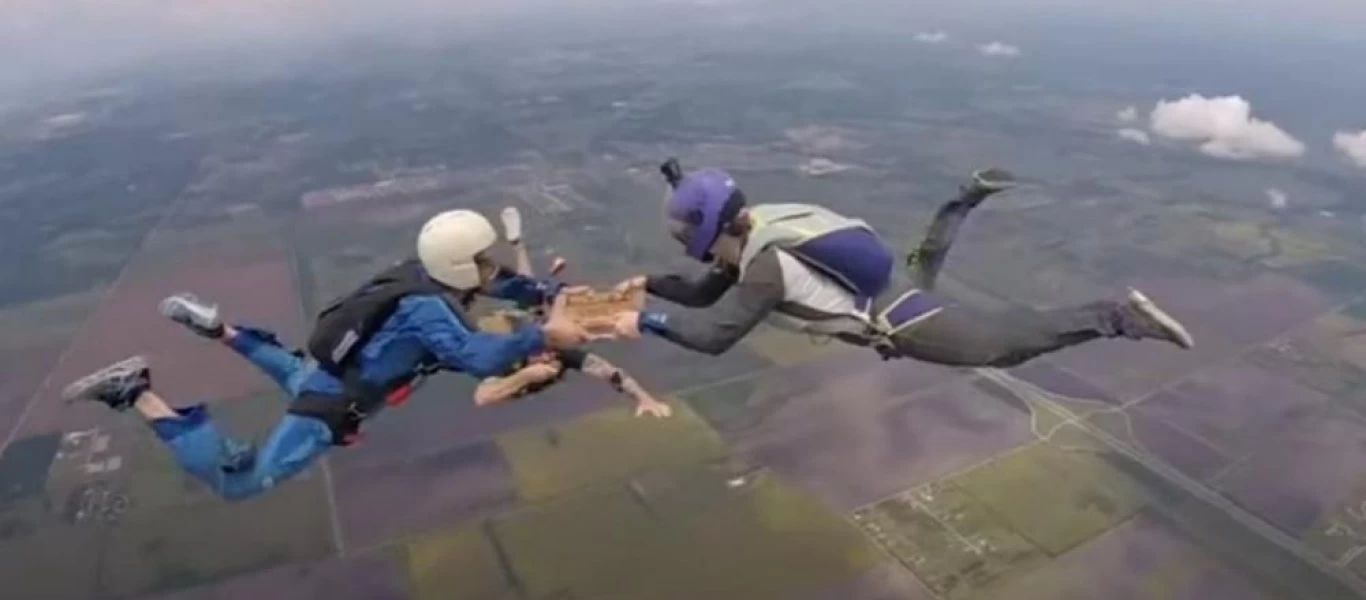 Αλεξιπτωτιστές έφαγαν πίτσα στα… 14.000 πόδια (βίντεο)